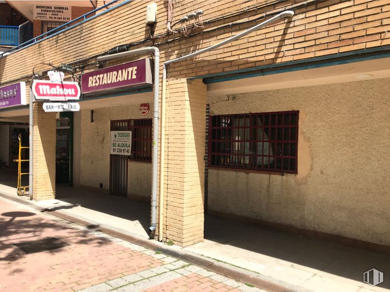 Local en alquiler en Urbanización Nuevo Versalles, Fuenlabrada, Madrid, 28942 con ventana, propiedad, edificio, toldo, arquitectura, ladrillo, sombra, superficie de carretera, pared y albañilería alrededor