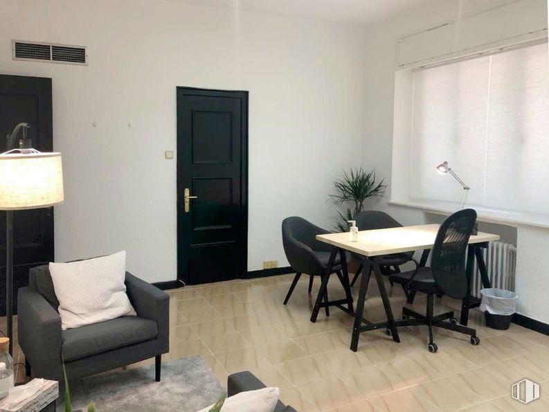 Oficina en alquiler en Calle Vallehermoso, 20, Chamberí, Madrid, 28015 con silla, alumbrado, almohada, mesa, mueble, planta, edificio, madera, mediante, planta de casa, comodidad, maceta y piso alrededor