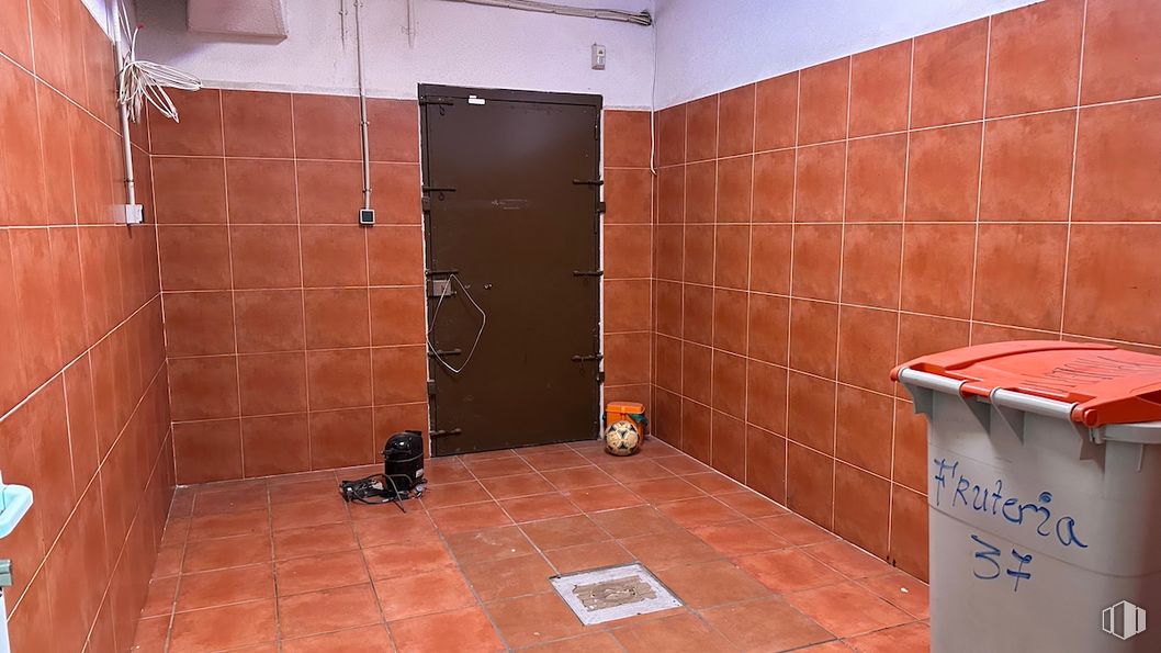 Retail for rent at Calle General Álvarez de Castro, 37, Chamberí, Madrid, 28010 with door, waste container, property, waste containment, brickwork, brick, floor, flooring, wood and wall around