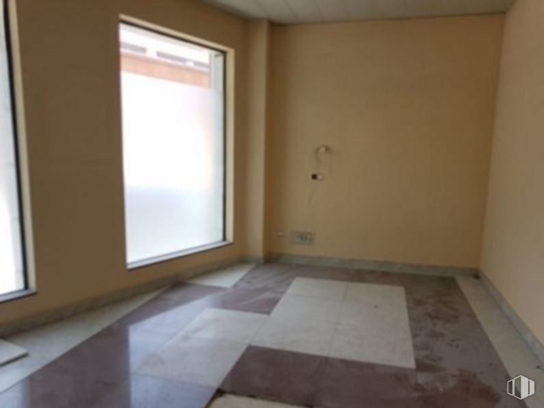 Retail for sale & for rent at Zona Santa Ana, Cuenca, 16003 with window, building, fixture, wood, interior design, floor, wall, shade, flooring and hardwood around