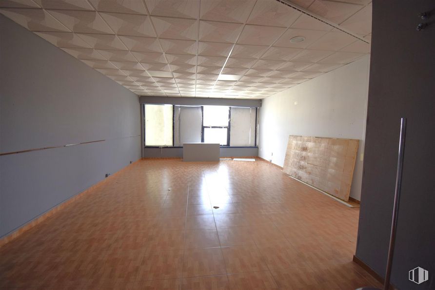 Nave en venta en Calle Tales Mileto, Alcalá de Henares, Madrid, 28806 con ventana, edificio, accesorio, hall, madera, suelo, suelos, madera dura, sombra y casa alrededor