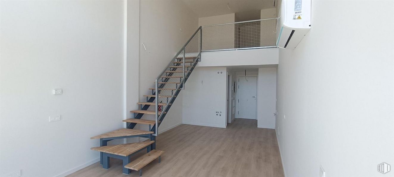 Oficina en venta en Calle Laguna del Marquesado, Villaverde, Madrid, 28021 con accesorio, edificio, madera, escaleras, suelos, puerta, suelo, pared, madera dura y hall alrededor