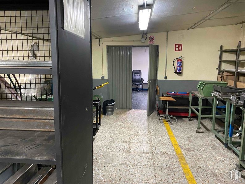 Industrial for sale at Zona industrial, Arganda del Rey, Madrid, 28500 with light fixture, lighting, fixture, interior design, floor, flooring, gas, building, door and machine around