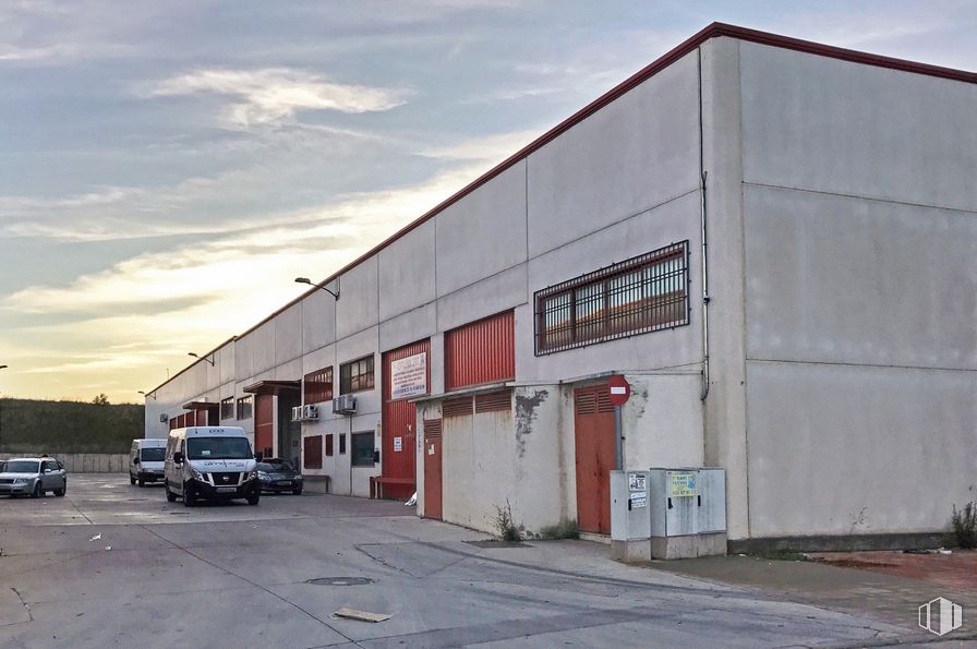 Industrial for sale at Calle Dublín, 5, Torres de la Alameda, Madrid, 28813 with building, truck, window, wheel, sky, cloud, tire, automotive parking light, vehicle and car around