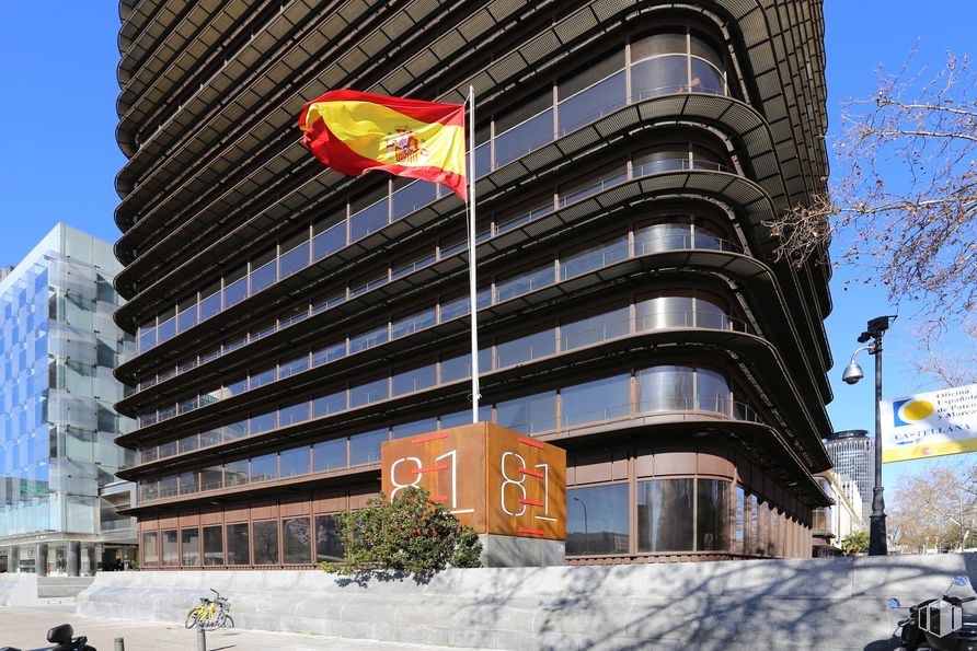 Oficina en alquiler en Edificio Castellana 81, Paseo Castellana, 81, Tetuán, Madrid, 28046 con edificio, bandera, planta, tiempo de día, propiedad, arquitectura, bloque de pisos, condominio, diseño urbano, edificio comercial y ciudad alrededor