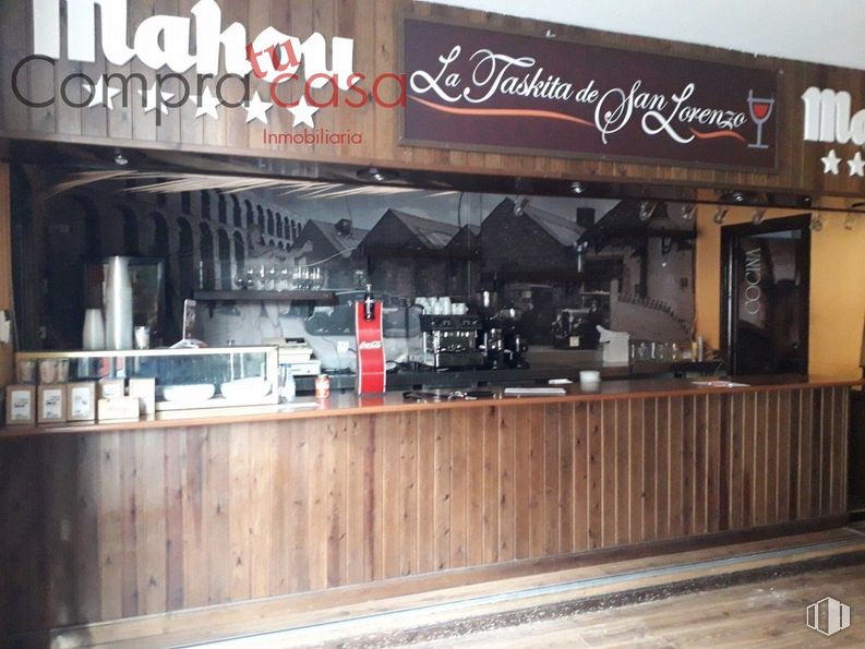 Local en venta en Calle San Vicente el Real, Segovia, 40003 con ebanistería, encimera, madera, madera, tinte para madera, barware, suelo, barniz, logotipo y fuente alrededor