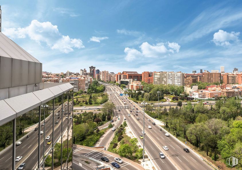 Oficina en alquiler en Calle Martínez Villergas, 52, Ciudad Lineal, Madrid, 28027 con edificio, nube, cielo, planta, tiempo de día, propiedad, infraestructura, árbol, vehículo y torre alrededor