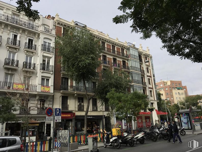 Local en alquiler en Calle Fuencarral, 149, Chamberí, Madrid, 28010 con edificio, motocicleta, coche, persona, rueda, ventana, cielo, neumático, infraestructura y vehículo alrededor