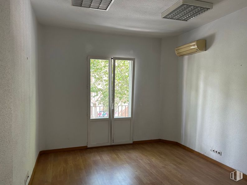 Oficina en alquiler en Calle Ríos Rosas, 36, Chamberí, Madrid, 28003 con puerta, lámpara, alumbrado, ventana, edificio, propiedad, accesorio, sombra, madera y interiorismo alrededor