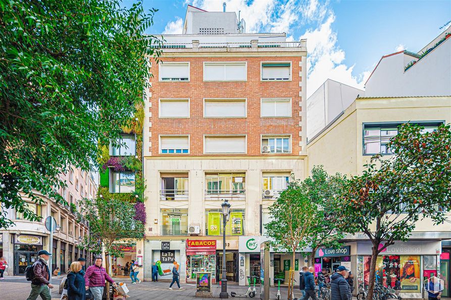 Oficina en alquiler en Calle Montera, 32, Centro, Madrid, 28013 con edificio, ventana, cielo, durante el día, propiedad, nube, arquitectura, diseño urbano, árbol y barrio alrededor