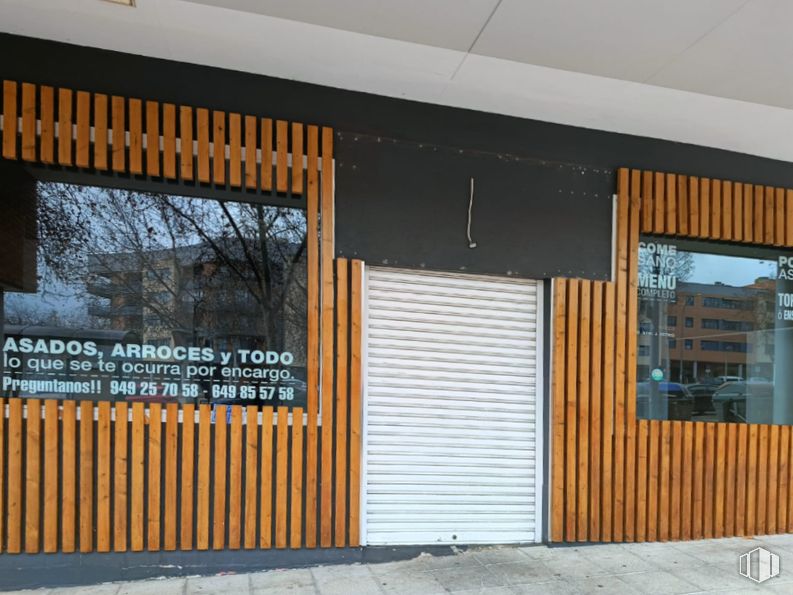 Local en alquiler en Avenida Bulevar Entrepeñas, 1, Guadalajara, 19005 con persiana de la ventana, puerta, madera, material compuesto, metal, tinte para madera, vidrio, sombra, material de construcción y revestimiento alrededor