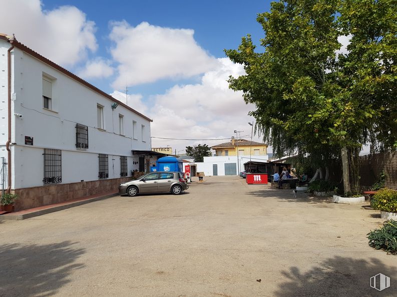 Retail for sale at Calle Real, 236, Corral de Almaguer, Toledo, 45880 with car, building, cloud, sky, plant, window, vehicle, wheel, tire and house around