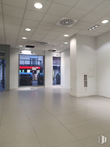 Local en alquiler en Calle Jardines, 8, Getafe, Madrid, 28901 con edificio, accesorio, diseño de interiores, suelo, piso, gas, techo, evento, aparcamiento y lámpara fluorescente alrededor