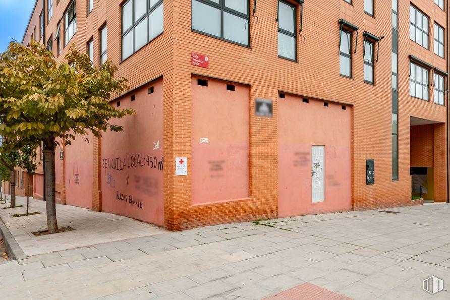 Retail for rent at Calle Alejandro Casona, San Sebastián de los Reyes, Madrid, 28700 with window, building, orange, wood, brick, brickwork, line, wall, residential area and road surface around