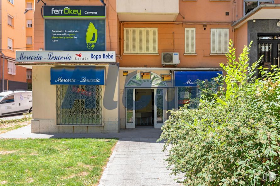 Local en venta en Zona Avenida San Luís, Hortaleza, Madrid, 28033 con ventana, coche, camioneta, planta, propiedad, edificio, barrio, diseño urbano, zona residencial y fachada alrededor