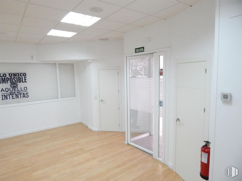 Retail for rent at Calle Jardín del Recreo, Ávila, 05001 with door, light fixture, lighting, building, fixture, fire extinguisher, wood, flooring, floor and material property around