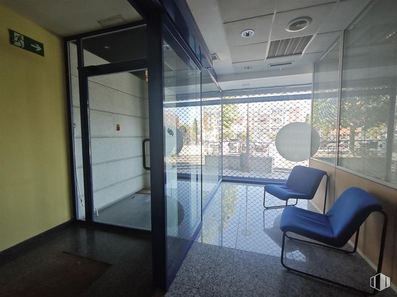 Retail for rent at Calle Mieses, 5, Majadahonda, Madrid, 28220 with chair, furniture, building, fixture, door, interior design, plant, flooring, floor and automotive exterior around