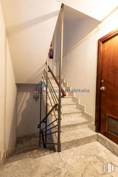 Local en alquiler en Malasaña-Universidad, Centro, Madrid, 28015 con puerta, escaleras, accesorio, edificio, pintura, madera, suelos, suelo, material compuesto y madera dura alrededor