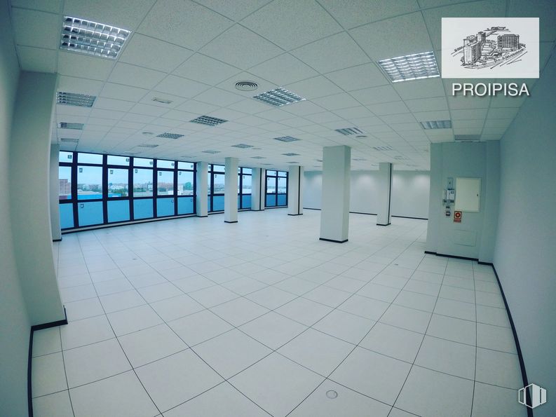 Office for sale & for rent at Calle Casas de Miravete, Villa de Vallecas, Madrid, 28031 with building, fixture, interior design, architecture, flooring, floor, glass, ceiling, space and event around