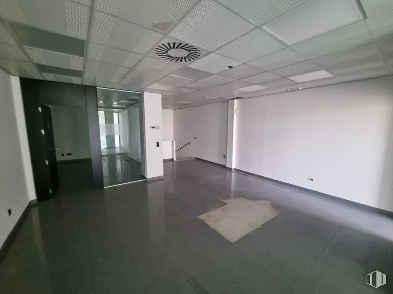 Retail for sale & for rent at Calle Hurtada, 17, Hoyo de Manzanares, Madrid, 28240 with door, fixture, hall, flooring, floor, ceiling, glass, space, wood and aluminium around