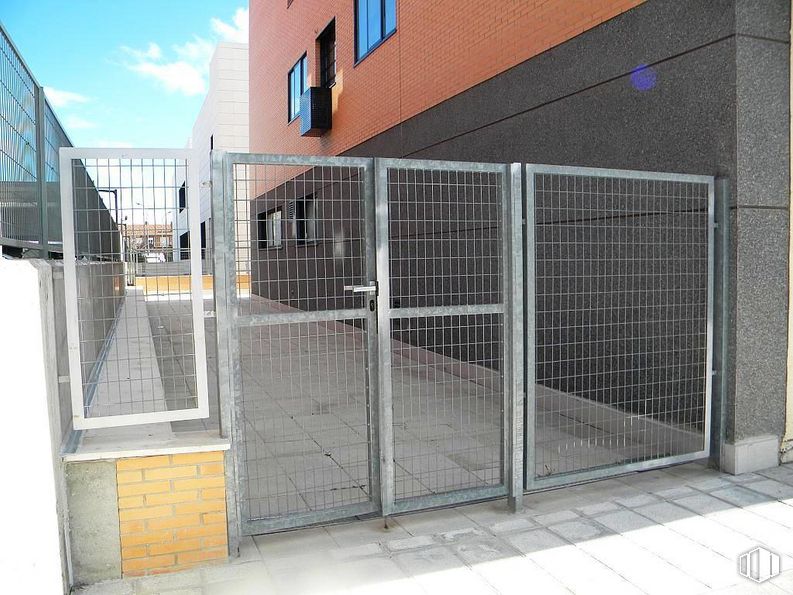 Retail for sale at Zona Centro de Azuqueca de Henares, Azuqueca de Henares, Guadalajara, 19200 with building, sky, fence, house, window, mesh, cloud, wall, door and wire fencing around