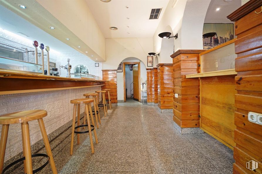 Retail for sale at Zona Quintana, Ciudad Lineal, Madrid, 28027 with stool, furniture, wood, interior design, architecture, flooring, floor, building, wall and shelf around