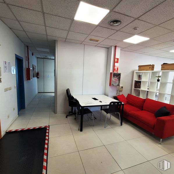 Oficina en venta en Calle Granja, 86, Alcobendas, Madrid, 28108 con silla, sofá, lámpara, puerta, mesa, alumbrado, mueble, interiorismo, arquitectura y suelos alrededor