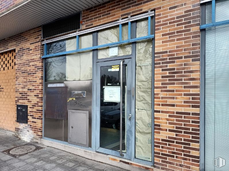 Local en alquiler y venta en Calle Almendros, Coslada, Madrid, 28820 con persiana de la ventana, propiedad, accesorio, puerta, madera, albañilería, ladrillo, material de construcción, fachada y material compuesto alrededor