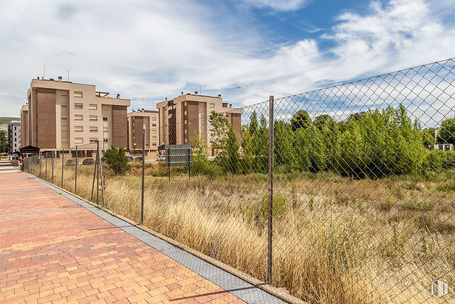 Land for sale at Calle María Luisa Menéndez Calleja, Cuenca, 16003 with building, cloud, sky, plant, land lot, road surface, fence, grass, urban design and asphalt around