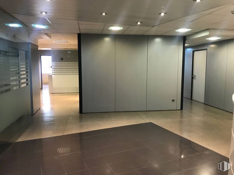 Oficina en alquiler y venta en Calle José Abascal, Chamberí, Madrid, 28003 con armario, edificio, accesorio, mediante, entrada, diseño de interiores, exterior automotriz, piso, suelo, puerta del vehiculo y techo alrededor