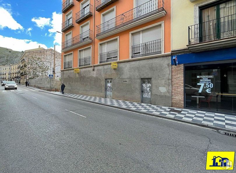 Local en alquiler y venta en Calle Calderón de la Barca, Cuenca, 16001 con edificio, ventana, propiedad, nube, superficie de la carretera, asfalto, diseño urbano, cielo, zona residencial y casa alrededor