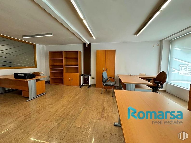 Retail for rent at Paseo San Roque, Ávila, 05003 with chair, desk, light fixture, table top, table, lighting, furniture, interior design, wood and floor around