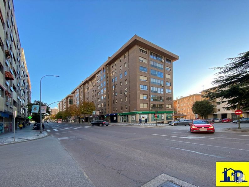 Local en alquiler en Centro urbano, Cuenca, 16004 con edificio, luz de la calle, cielo, ventana, infraestructura, superficie de la carretera, planta, asfalto, coche y árbol alrededor