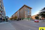 Retail for rent at Centro urbano, Cuenca, 16004 with building, street light, sky, window, infrastructure, road surface, plant, asphalt, car and tree around