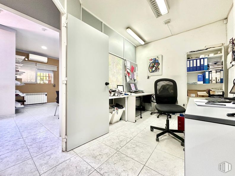 Nave en venta en Calle Tulipero, Carabanchel, Madrid, 28044 con silla, escritorio, mueble, interiorismo, silla de oficina, suelos, techo, alumbrado, suelo y pantalla de ordenador alrededor