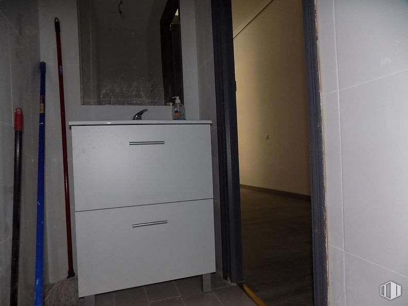 Retail for sale & for rent at Zona Centro, Cuenca, 16002 with filing cabinet, handle, fixture, wood, flooring, gas, household hardware, door, major appliance and machine around