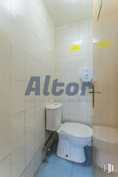 Local en venta en Calle Melchor Cano, Moncloa - Aravaca, Madrid, 28008 con inodoro, propiedad, asiento del inodoro, cuarto de baño, morado, edificio, interiorismo, accesorio, suelo y pared alrededor