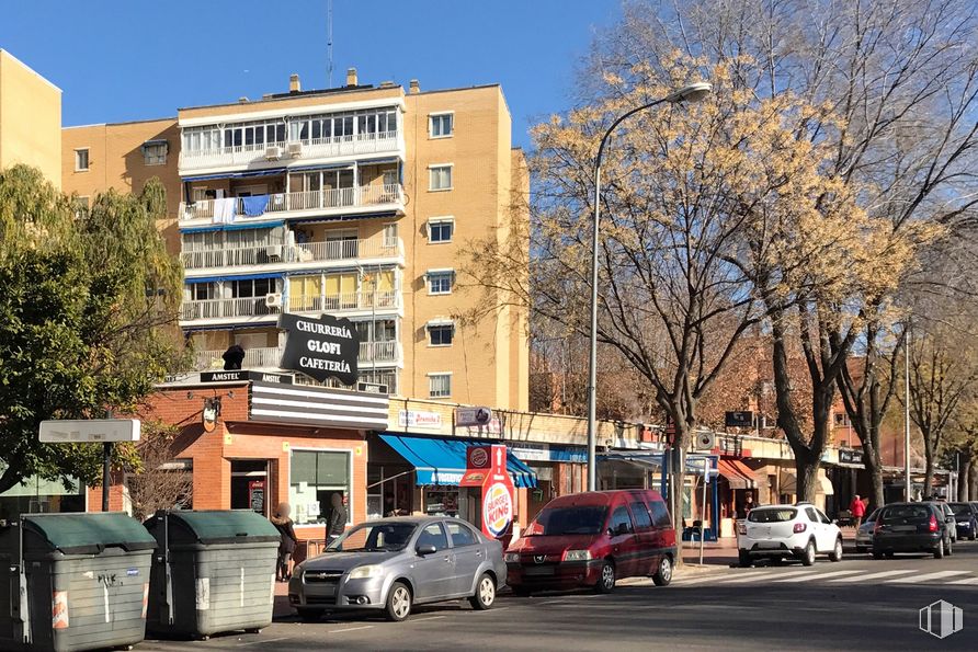 Local en alquiler en Calle Cuenca, 1, Alcalá de Henares, Madrid, 28804 con coche, camioneta, luz de la calle, edificio, rueda, vehículo, cielo, neumático, ventana y planta alrededor