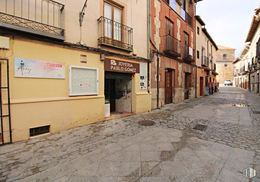 Retail for rent at Calle Cardenal Cisneros, Torrelaguna, Madrid, 28180 with window, road surface, wood, building, flooring, facade, sky, fixture, road and city around