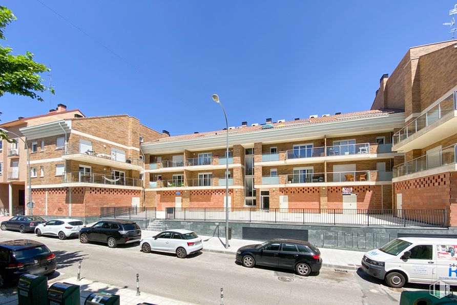 Local en alquiler y venta en Calle Julián Berrendero, 14, San Agustín del Guadalix, Madrid, 28750 con coche, edificio, rueda, vehículo terrestre, cielo, neumático, propiedad, vehículo, ventana y infraestructura alrededor