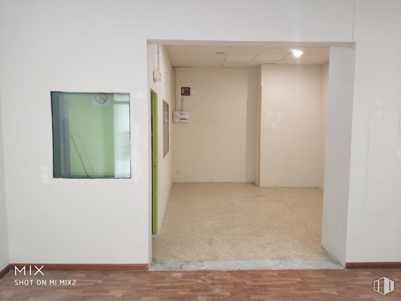 Retail for rent at Calle Artistas, 26, Tetuán, Madrid, 28020 with property, fixture, paint, wood, flooring, building, hall, house, door and glass around