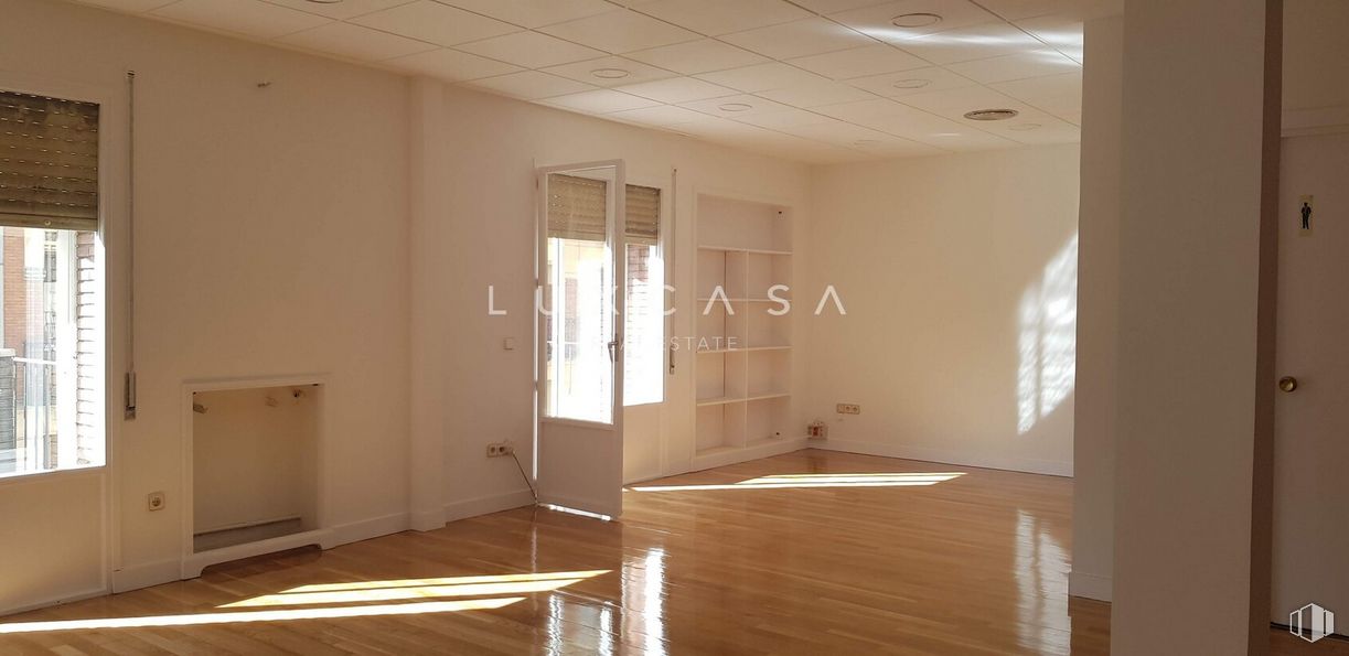 Oficina en alquiler en Zona Trafalgar, Chamberí, Madrid, 28010 con ventana, accesorio, madera, sombra, edificio, hall, suelos, suelo, tinte para madera y madera dura alrededor