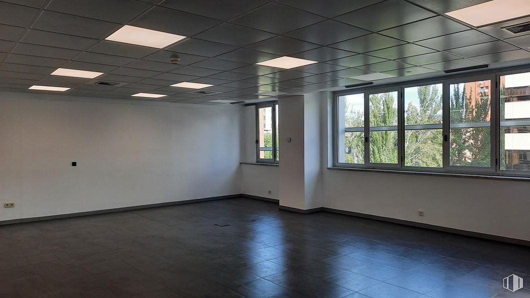 Oficina en alquiler en Edificio Euromor, Avenida Burgos, 16 D, Chamartín, Madrid, 28036 con ventana, accesorio, hall, edificio, línea, sombra, suelos, madera, techo y vidrio alrededor