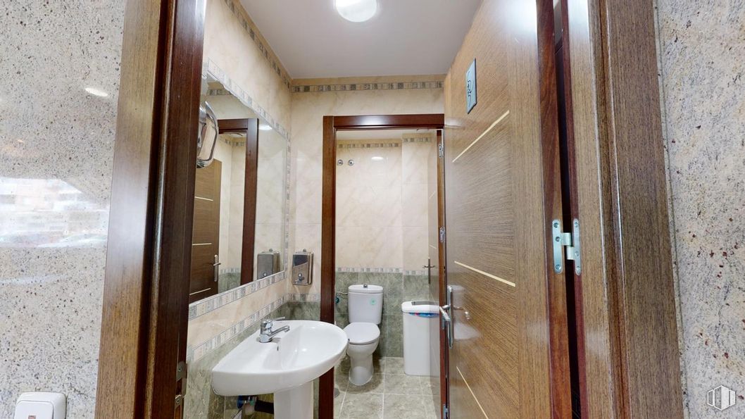 Local en venta en Calle Pont de Molins, Puente de Vallecas, Madrid, 28038 con fregadero, espejo, grifo, propiedad, accesorios de fontanería, lavabo, edificio, accesorio, cuarto de baño y madera alrededor