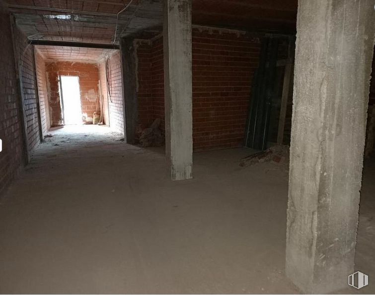 Retail for sale at Calle Pintor Blas Prado, Camarena, Toledo, 45180 with mirror, wood, floor, flooring, concrete, composite material, tints and shades, ceiling, darkness and building material around