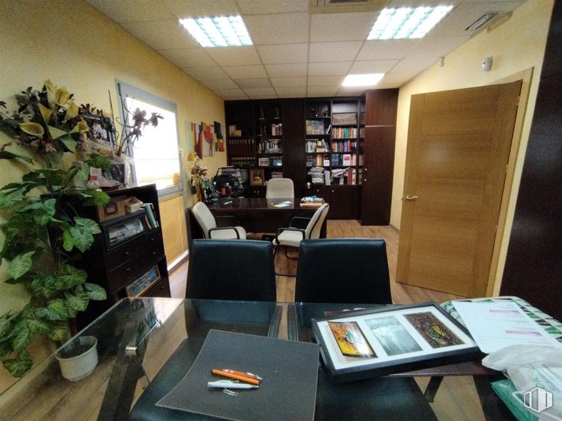 Oficina en venta en Zona Plaza Mayor, Leganés, Madrid, 28911 con puerta, planta de interior, alumbrado, silla, estantería, lámpara, mesa, planta, propiedad y mueble alrededor