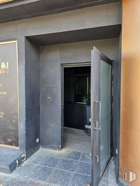 Local en alquiler en Avenida Viñuelas, 17, Tres Cantos, Madrid, 28760 con puerta, edificio, accesorio, suelo, casa, gas, material compuesto, puerta de casa, asa y tintes y matices alrededor