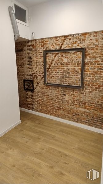 Retail for sale at Calle San Hermenegildo, Centro, Madrid, 28015 with picture frame, brown, wood, flooring, floor, wood stain, brick, hardwood, rectangle and building around