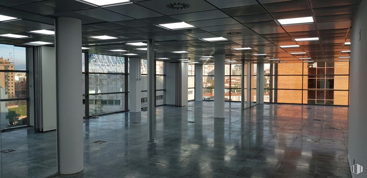 Office for rent at Calle Torrelaguna, 77, Ciudad Lineal, Madrid, 28043 with light fixture, lighting, fixture, floor, flooring, glass, composite material, hall, building material and ceiling around