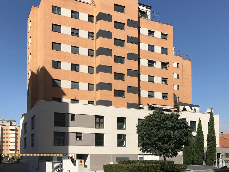 Local en venta en Calle Fuente Cisneros, 31, Alcorcón, Madrid, 28922 con edificio, ventana, tiempo de día, propiedad, cielo, accesorio, rectángulo, bloque de pisos, árbol y diseño urbano alrededor